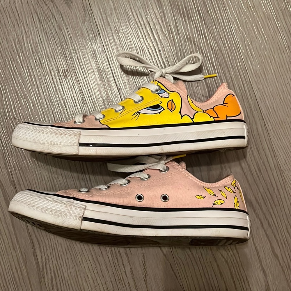 Tweety Bird Converse Womens size 6